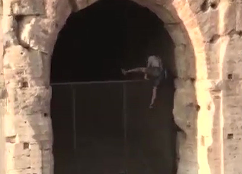 Colosseo, scavalca i cancelli armato di tirapugni e aggredisce la Polizia Colosseo, scavalca i cancelli armato di tirapugni e aggredisce la Polizia
