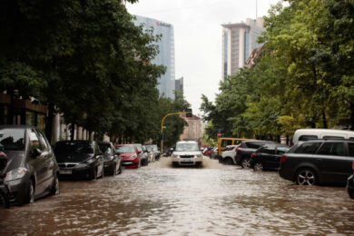 Maltempo in Lombardia, a Como frana un muro. Allerta arancione