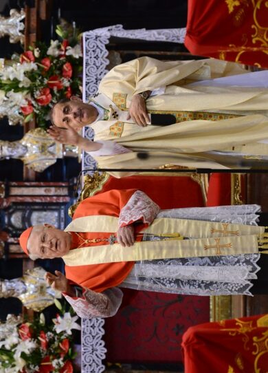 Scola consegna il Pallio di papa Francesco al nuovo arcivescovo Delpini