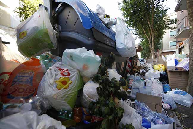Roma nei rifiuti, 9 cittadini su 10 ignorano le regole nel caos differenziata