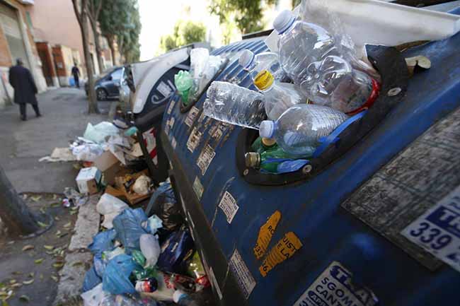 Roma nei rifiuti, 9 cittadini su 10 ignorano le regole nel caos differenziata