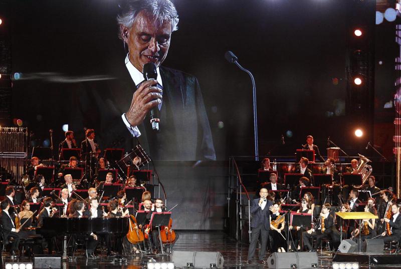 Andrea Bocelli diretto dal robot YuMi. Applausi a scena aperta Andrea Bocelli diretto dal robot YuMi. Applausi a scena aperta