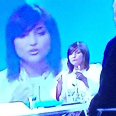 Debora Serracchiani cambia look. Eccola irriconoscibile su La7: FOTO