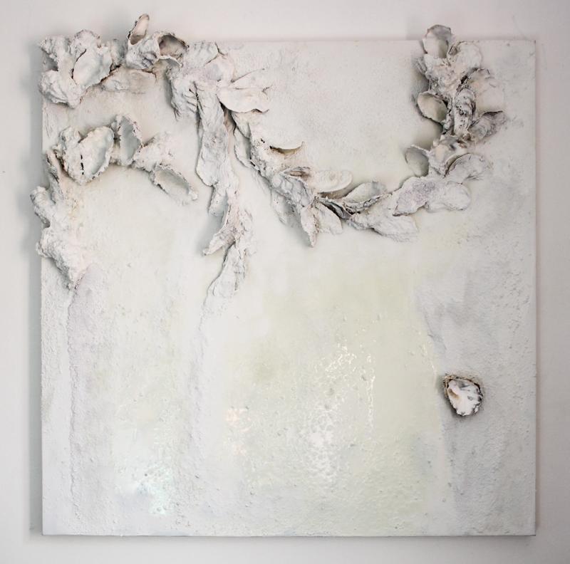 “Into the white”: Valentinaki espone in Sant’Ambrogio, Milano