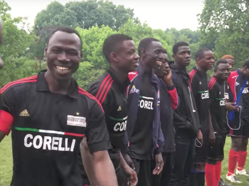 Da migranti a calciatori: i Corelli Boys si presentano a Milano Da migranti a calciatori: i Corelli Boys si presentano a Milano
