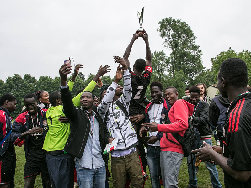 Da migranti a calciatori: i Corelli Boys si presentano a Milano Da migranti a calciatori: i Corelli Boys si presentano a Milano