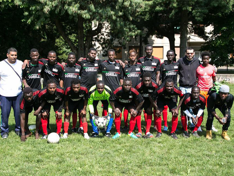 Da migranti a calciatori: i Corelli Boys si presentano a Milano Da migranti a calciatori: i Corelli Boys si presentano a Milano