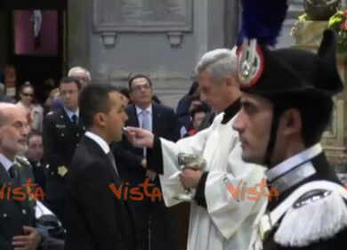 Miracolo San Gennaro, Di Maio prende la comunione al termine della funzione