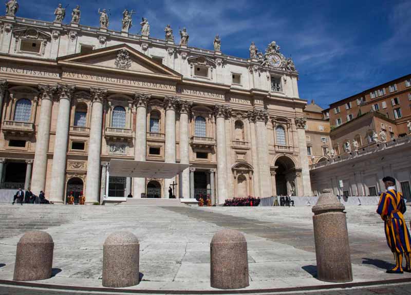 Vaticano, clochard allontanati per “decoro e sicurezza” da San Pietro Vaticano, clochard allontanati per “decoro e sicurezza” da San Pietro