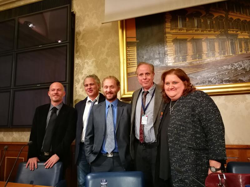 Il pazzo mondo a stelle e strisce di Tom Tomorow presentato in Senato Il pazzo mondo a stelle e strisce di Tom Tomorow presentato in Senato