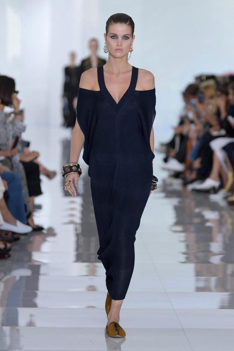 MFW, Armani, Cavalli e Elisabetta Franchi seducono. Nel weekend 23 sfilate MFW, Armani, Cavalli e Elisabetta Franchi seducono. Nel weekend 23 sfilate