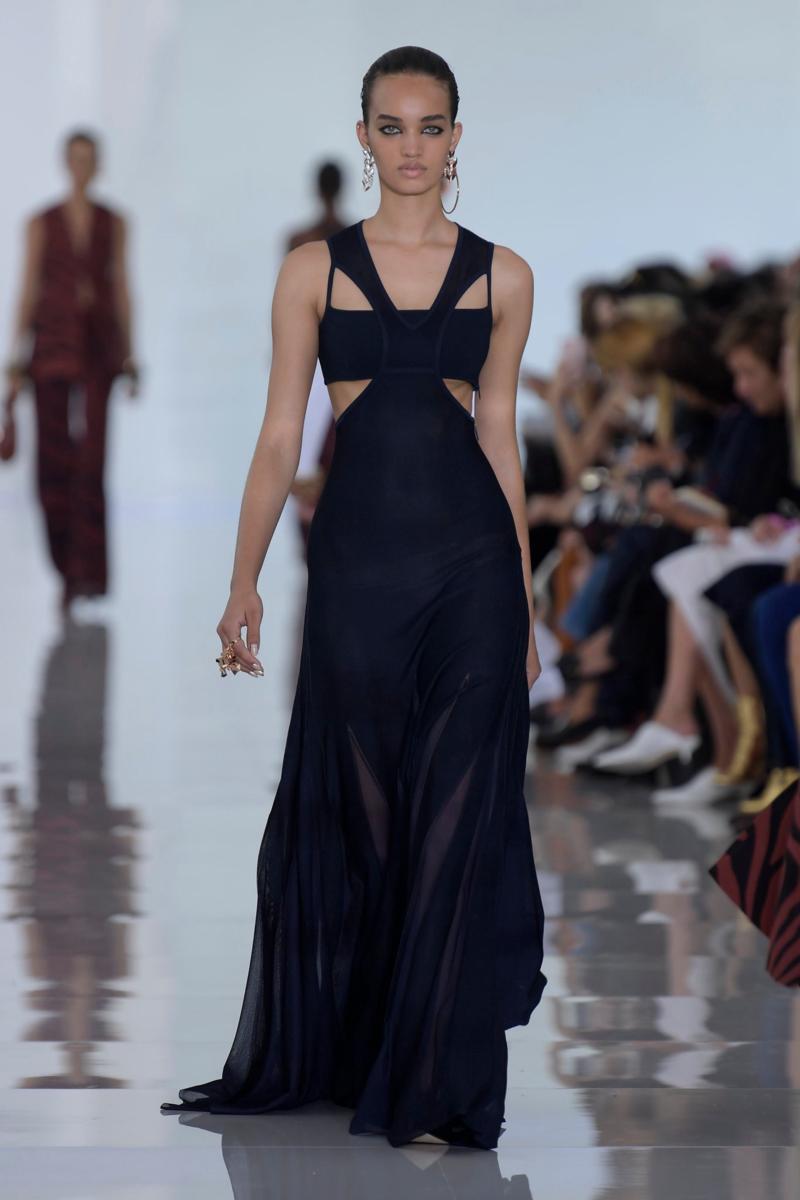 MFW, Armani, Cavalli e Elisabetta Franchi seducono. Nel weekend 23 sfilate MFW, Armani, Cavalli e Elisabetta Franchi seducono. Nel weekend 23 sfilate