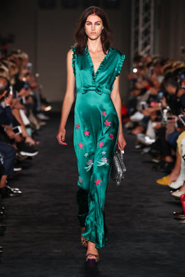 MFW, Armani, Cavalli e Elisabetta Franchi seducono. Nel weekend 23 sfilate MFW, Armani, Cavalli e Elisabetta Franchi seducono. Nel weekend 23 sfilate