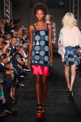 MFW, Armani, Cavalli e Elisabetta Franchi seducono. Nel weekend 23 sfilate MFW, Armani, Cavalli e Elisabetta Franchi seducono. Nel weekend 23 sfilate