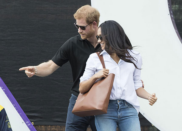 Gossip, Harry e Meghan Markle: debutto mano nella mano e pure primo bacio.FOTO Gossip, Harry e Meghan Markle: debutto mano nella mano e pure primo bacio.FOTO