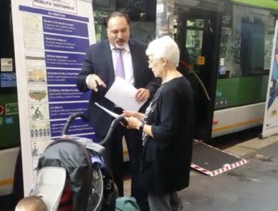 “Da capo dei vigili a volantinatore”. Bufera sull’incarico a Barbato. VIDEO