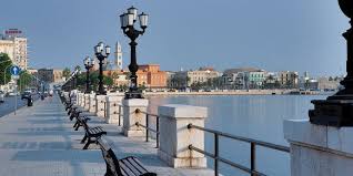 I lampioni del lungomare di Bari e il monologo di Amleto a Crollalanza
