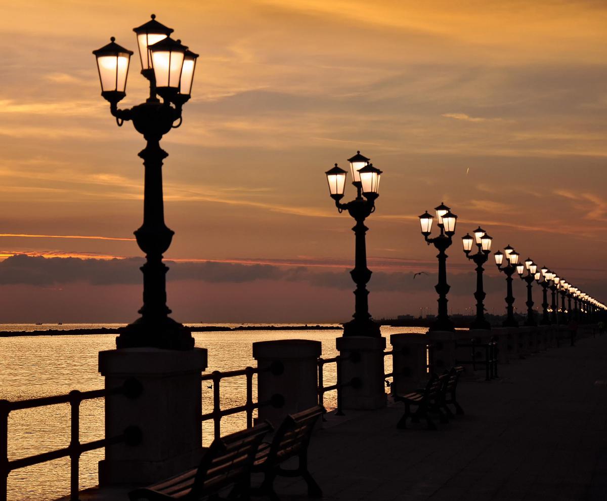 I lampioni del lungomare di Bari e il monologo di Amleto a Crollalanza