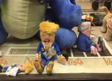 Trump diventa un peluche per cani e gatti in un negozio per animali a New York