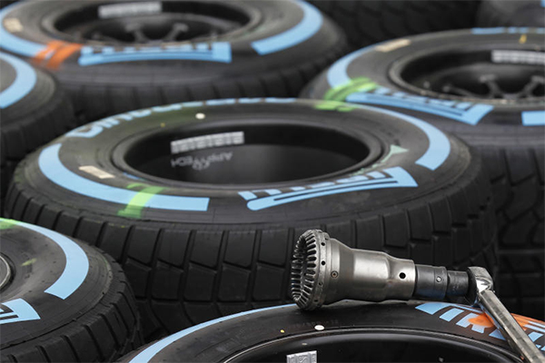 Pirelli debutta in Borsa e tiene nonostante il calo di Piazza Affari Pirelli debutta in Borsa e tiene nonostante il calo di Piazza Affari