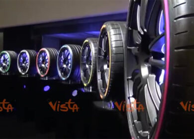 Quotazione Pirelli, imponente scenografia con grandi schermi e macchine da F1