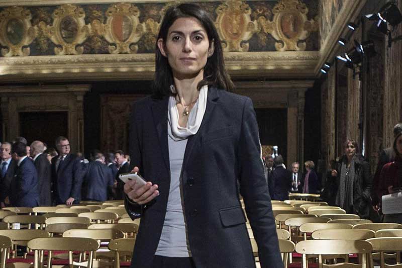 Tavolo per Roma, Raggi si arrende e incontra Calenda: “Ci siamo chiariti”