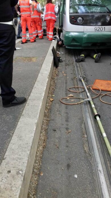 Roma, parla al cellulare e finisce sotto il tram: le foto shock