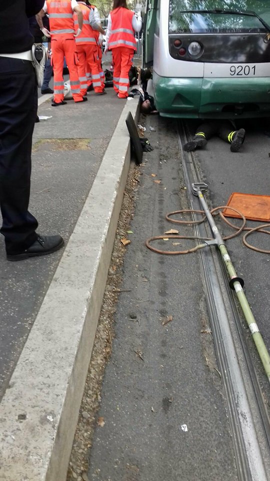 Roma, parla al cellulare e finisce sotto il tram: le foto shock Roma, parla al cellulare e finisce sotto il tram: le foto shock