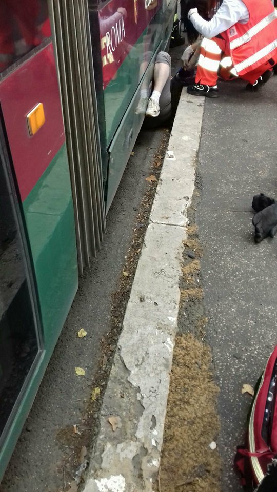Roma, parla al cellulare e finisce sotto il tram: le foto shock Roma, parla al cellulare e finisce sotto il tram: le foto shock