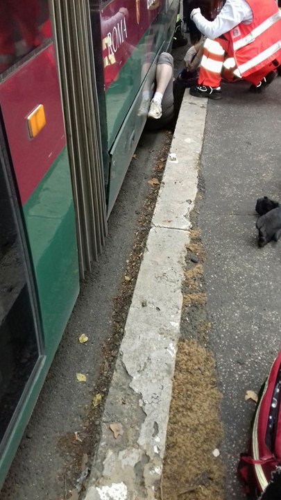 Roma, parla al cellulare e finisce sotto il tram: le foto shock Roma, parla al cellulare e finisce sotto il tram: le foto shock