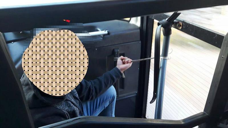 Ceglie, ragazzi a scuola sul bus-trappola: porta tenuta chiusa con una corda