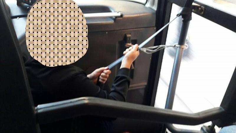 Ceglie, ragazzi a scuola sul bus-trappola: porta tenuta chiusa con una corda