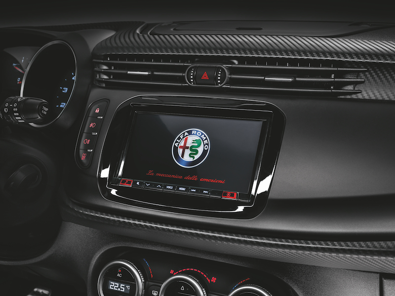 Giulietta debutta con i nuovi Pack Tech e Pack Carbon Look