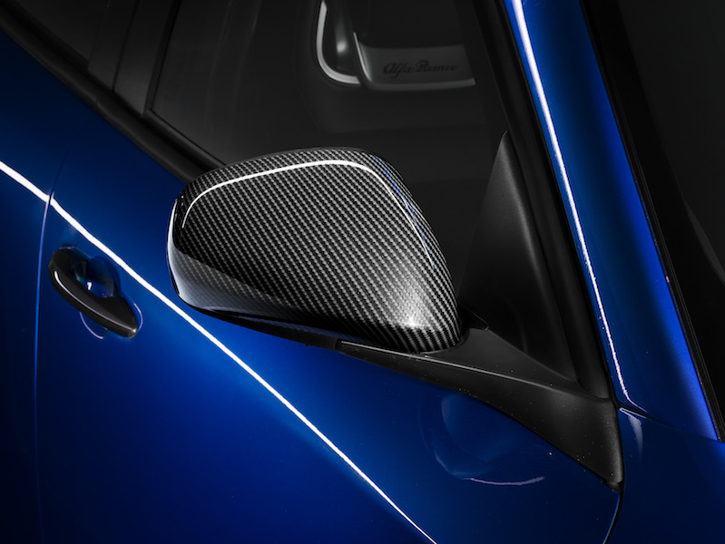 Giulietta debutta con i nuovi Pack Tech e Pack Carbon Look