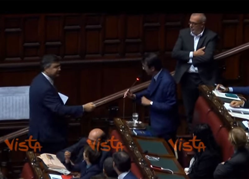 D’Attorre perde la voce, Fiano gli dà una caramella. VIDEO D’Attorre perde la voce, Fiano gli dà una caramella. VIDEO