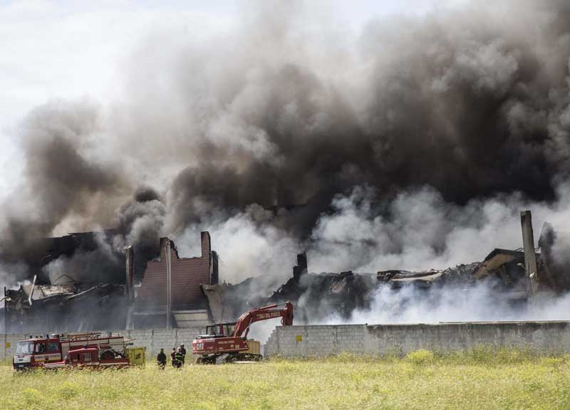Rogo Eco X, dopo il maxi-incendio e gli allarmismi, i rifiuti sono ancora là Rogo Eco X, dopo il maxi-incendio e gli allarmismi, i rifiuti sono ancora là