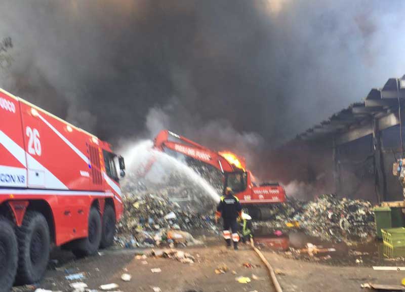 Rogo Eco X, dopo il maxi-incendio e gli allarmismi, i rifiuti sono ancora là Rogo Eco X, dopo il maxi-incendio e gli allarmismi, i rifiuti sono ancora là