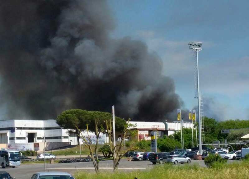 Rogo Eco X, dopo il maxi-incendio e gli allarmismi, i rifiuti sono ancora là Rogo Eco X, dopo il maxi-incendio e gli allarmismi, i rifiuti sono ancora là