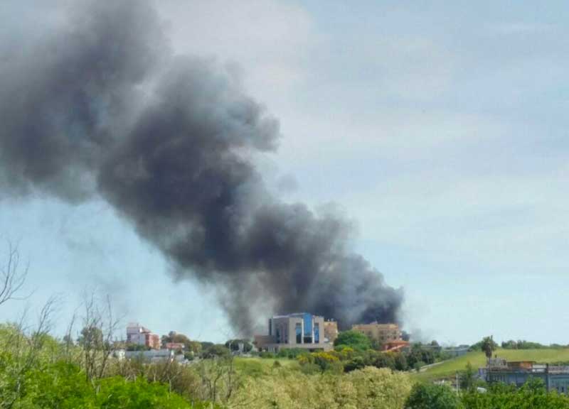Rogo Eco X, dopo il maxi-incendio e gli allarmismi, i rifiuti sono ancora là Rogo Eco X, dopo il maxi-incendio e gli allarmismi, i rifiuti sono ancora là