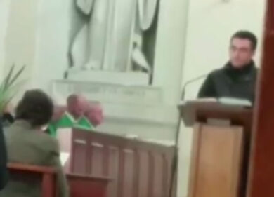 Prete condannato per abusi su minore. Ma viene trovato ancora sull’altare