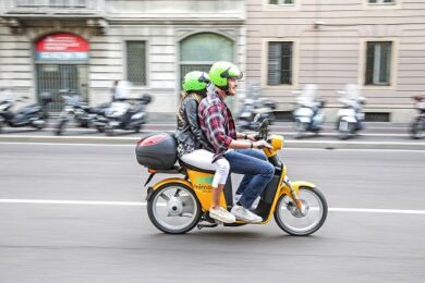 Milano, arrivano gli scooter in sharing: leggeri, eco e a 6 euro e 90 all’ora