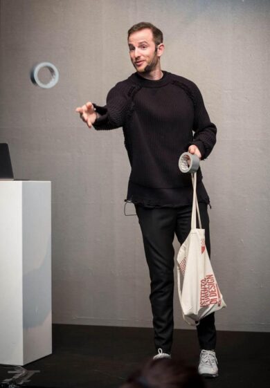 Joe Gebbia ai giovani creativi e designer: “Cercate il duct tape nella vostra vita”