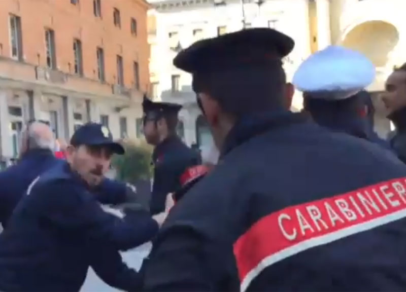Nestlé-Froneri, vertenza a Parma: lavoratori inseguono manager e ad Nestlé-Froneri, vertenza a Parma: lavoratori inseguono manager e ad