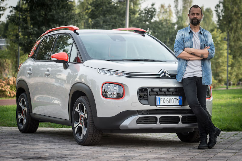Fabio Volo istruttore di guida con la Citroen C3 Aircross