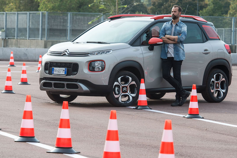 Fabio Volo istruttore di guida con la Citroen C3 Aircross