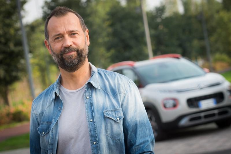 Fabio Volo istruttore di guida con la Citroen C3 Aircross