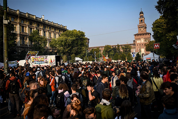 Studenti in piazza per alternanza scuola lavoro. Proteste in 70 città Studenti in piazza per alternanza scuola lavoro. Proteste in 70 città