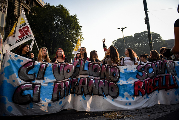 Studenti in piazza per alternanza scuola lavoro. Proteste in 70 città Studenti in piazza per alternanza scuola lavoro. Proteste in 70 città