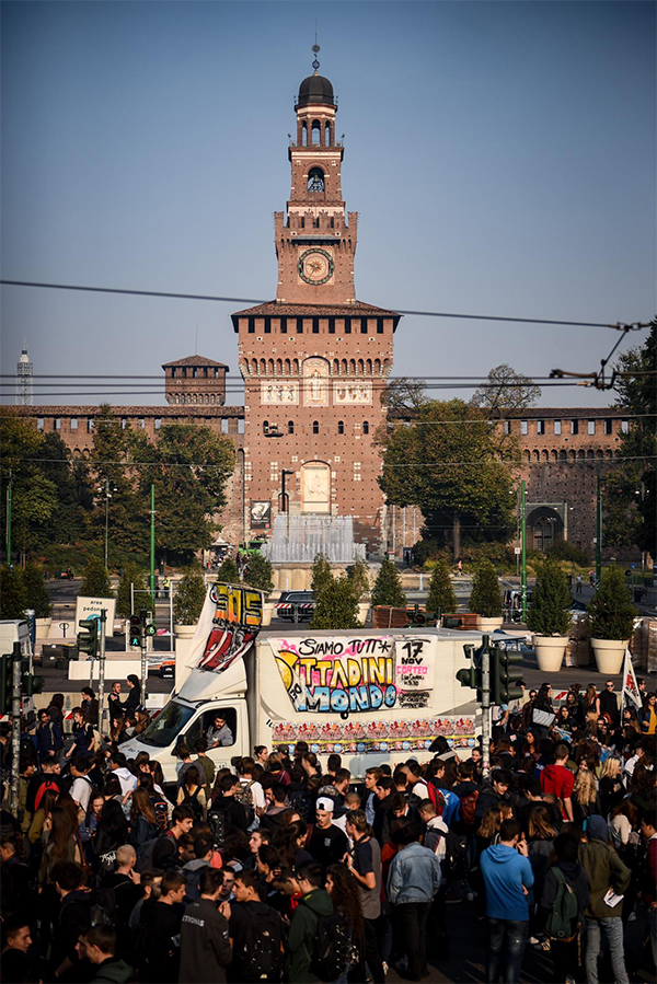 Studenti in piazza per alternanza scuola lavoro. Proteste in 70 città Studenti in piazza per alternanza scuola lavoro. Proteste in 70 città