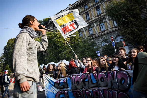 Studenti in piazza per alternanza scuola lavoro. Proteste in 70 città Studenti in piazza per alternanza scuola lavoro. Proteste in 70 città
